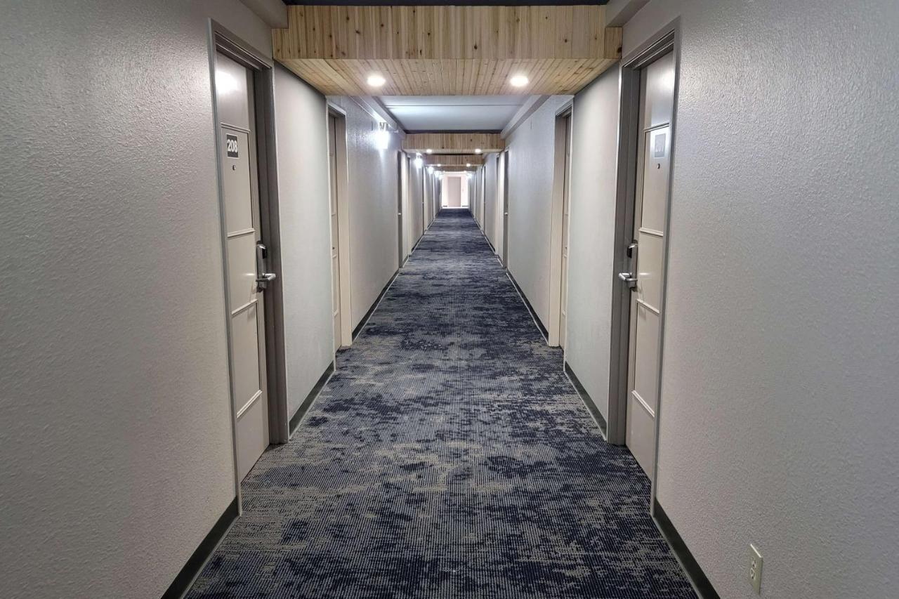 Hotel Wingate By Wyndham Wichita Airport Exterior foto