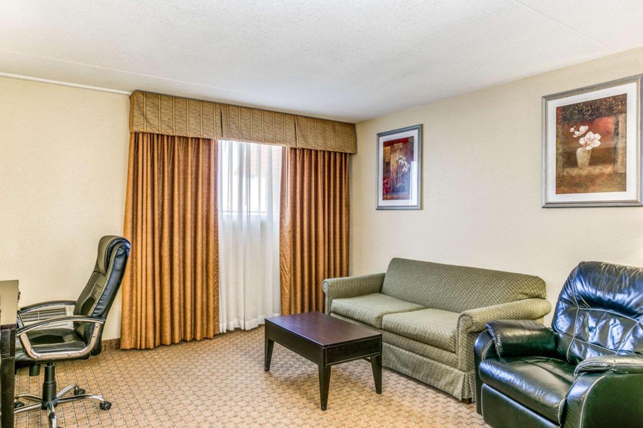Hotel Wingate By Wyndham Wichita Airport Exterior foto