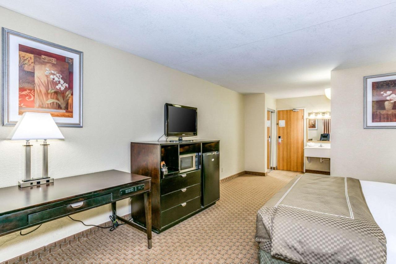 Hotel Wingate By Wyndham Wichita Airport Exterior foto