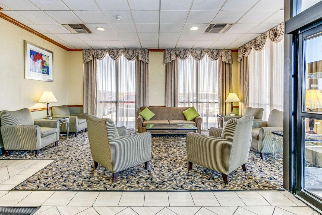 Hotel Wingate By Wyndham Wichita Airport Exterior foto